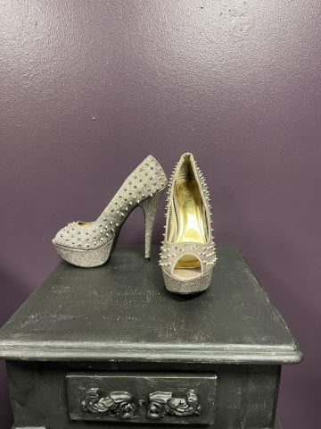 Modagirl, spiked, 37, worn