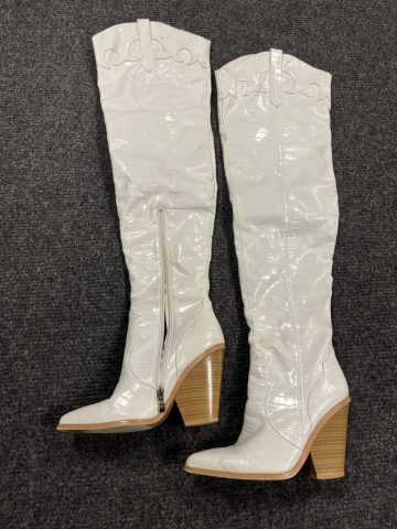 White boots, Prettylittlething, 37, used